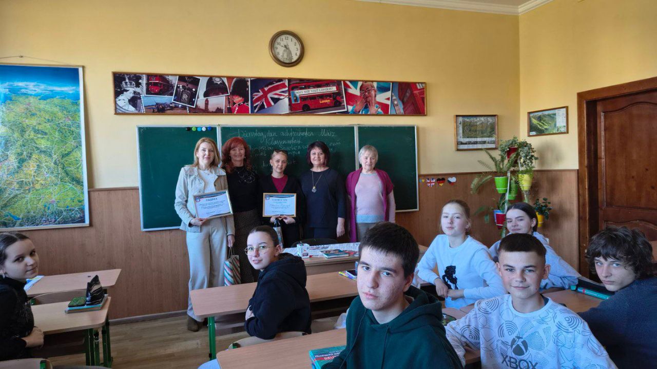 Вручення нагороди у Свалявському ЗЗСО №1