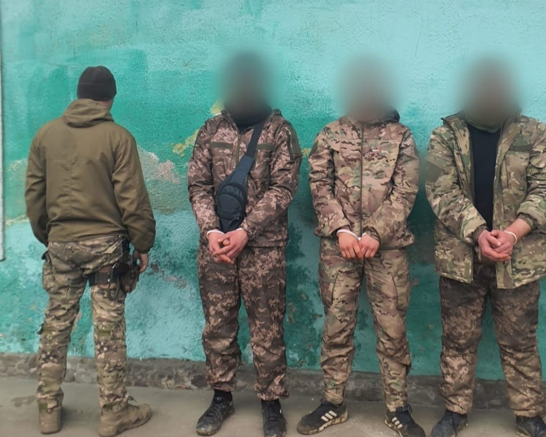 У горах біля кордону з Румунією затримали утікачів, які маскувались під військових0