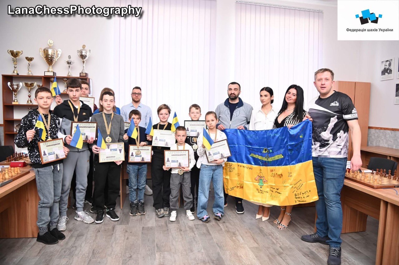 У Мукачеві український гросмейстер Ігор Коваленко зіграв у шахи з найкращими гравцями області0