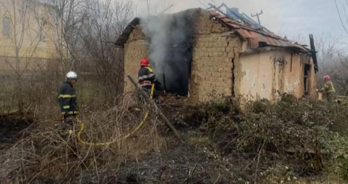 У селі Холмець на Ужгородщині сусіди вивели з палаючого будинку 64-річну жінку