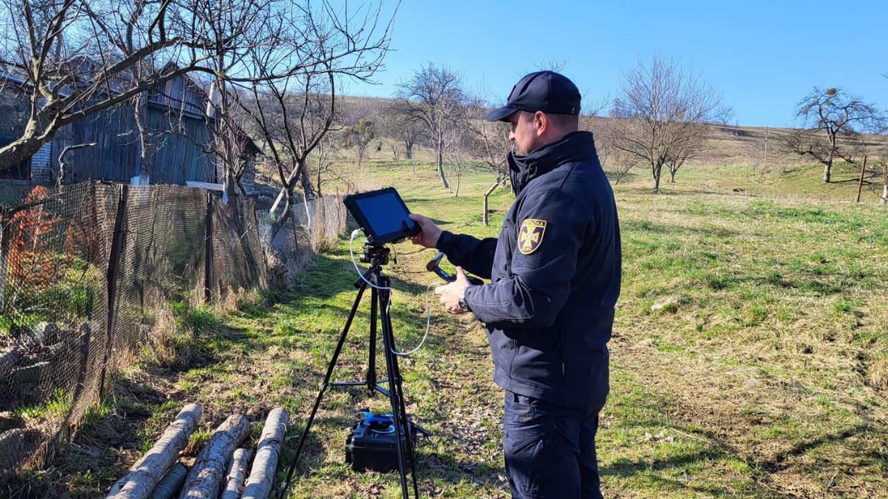 Рятувальник вистежує паліїв з БПЛА
