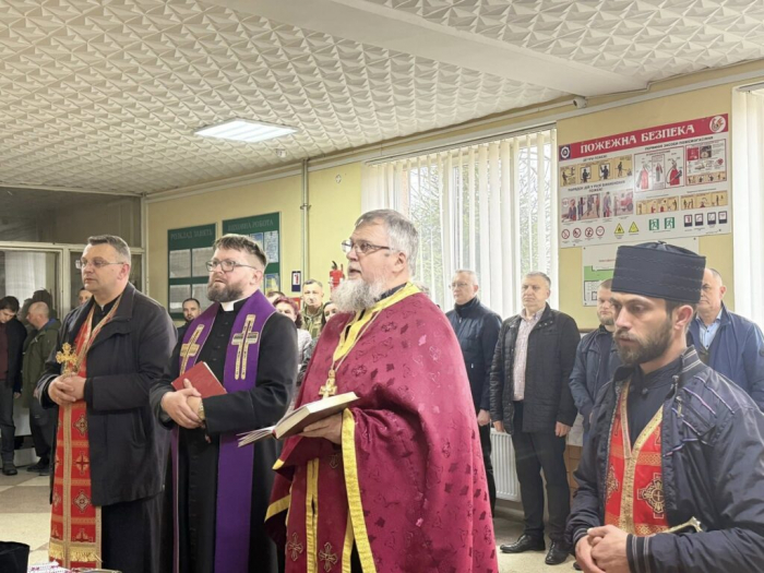 І біль не стихне у віках: у медичному коледжі відкрили меморіальну дошку загиблим Героям7