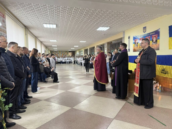 І біль не стихне у віках: у медичному коледжі відкрили меморіальну дошку загиблим Героям6