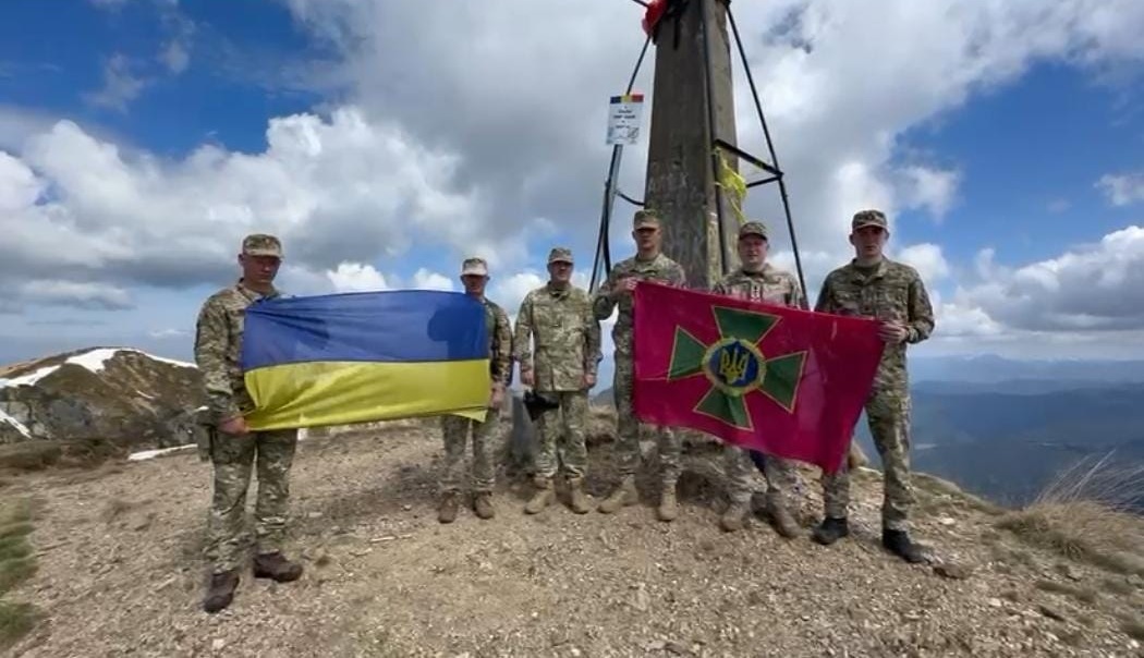 Мукачівські прикордонники здійснили символічне сходження на три карпатські вершини0