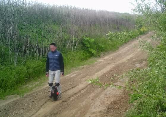 Без таксі, але на моноколесі: на Закарпатті прикордонники затримали порушника0