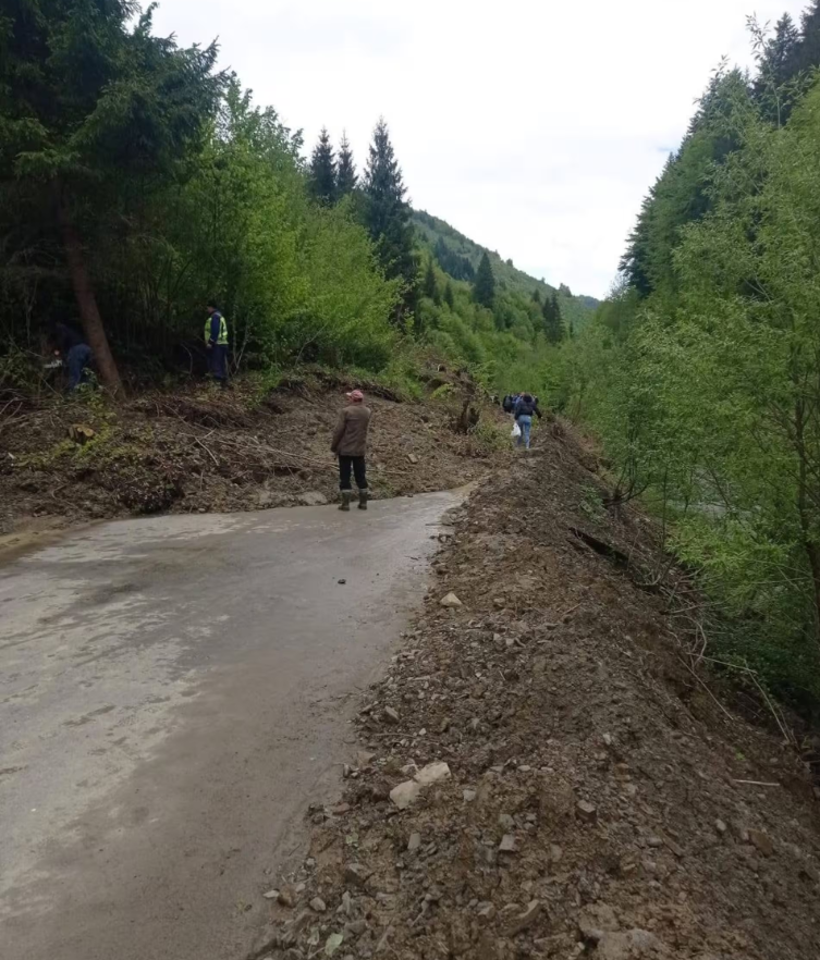 На Рахівщині зсув ґрунту тимчасово заблокував рух дорогою місцевого значення1