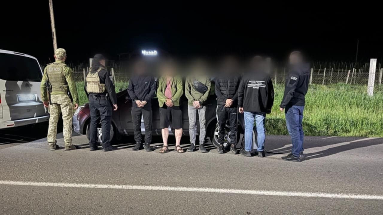 На Закарпатті прикордонники викрили ділків, які переправляли осіб через державний кордон0