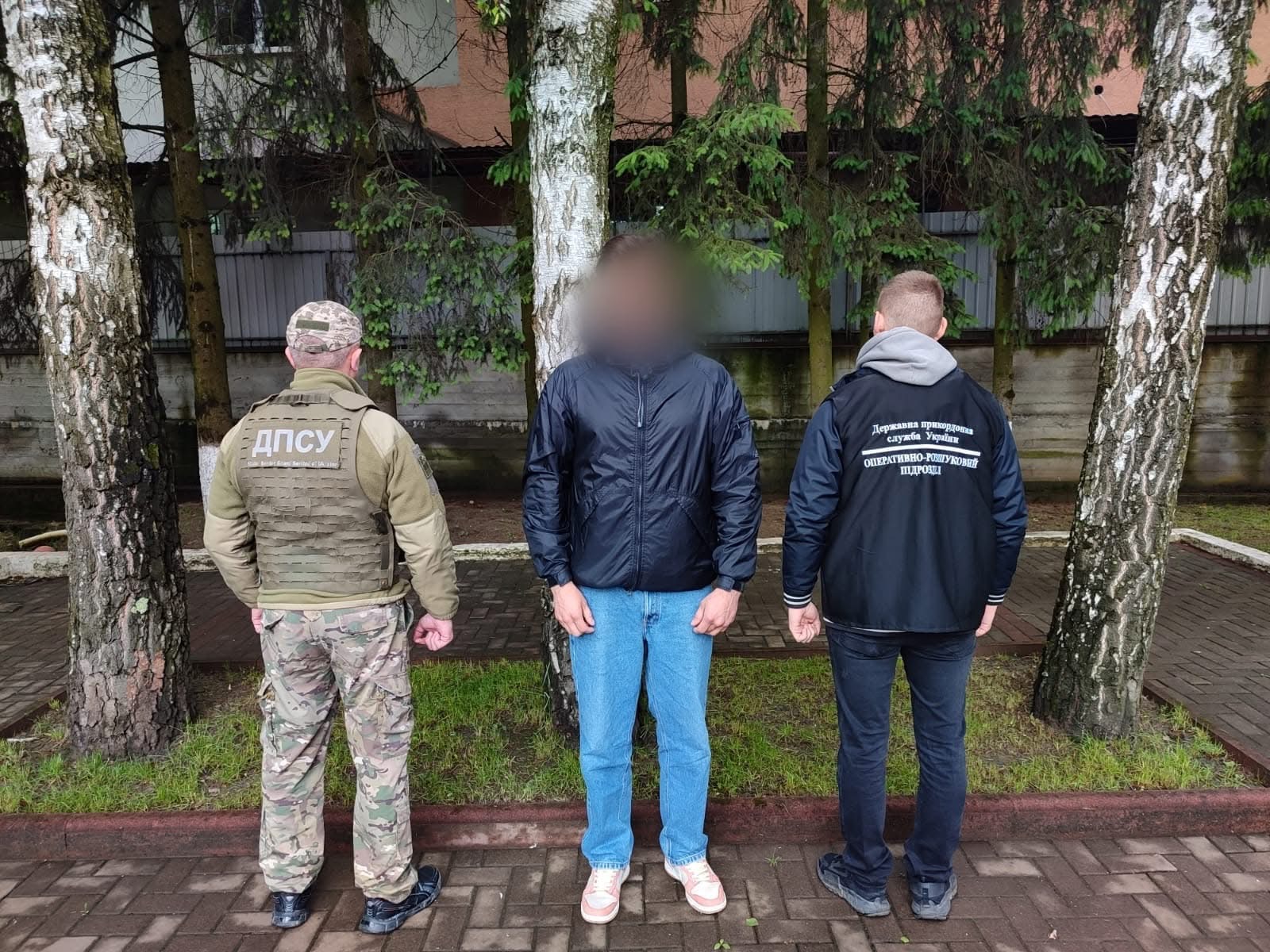 На Закарпатті прикордонники впіймали переправника, який спрямував свого клієнта в Тису і покинув0