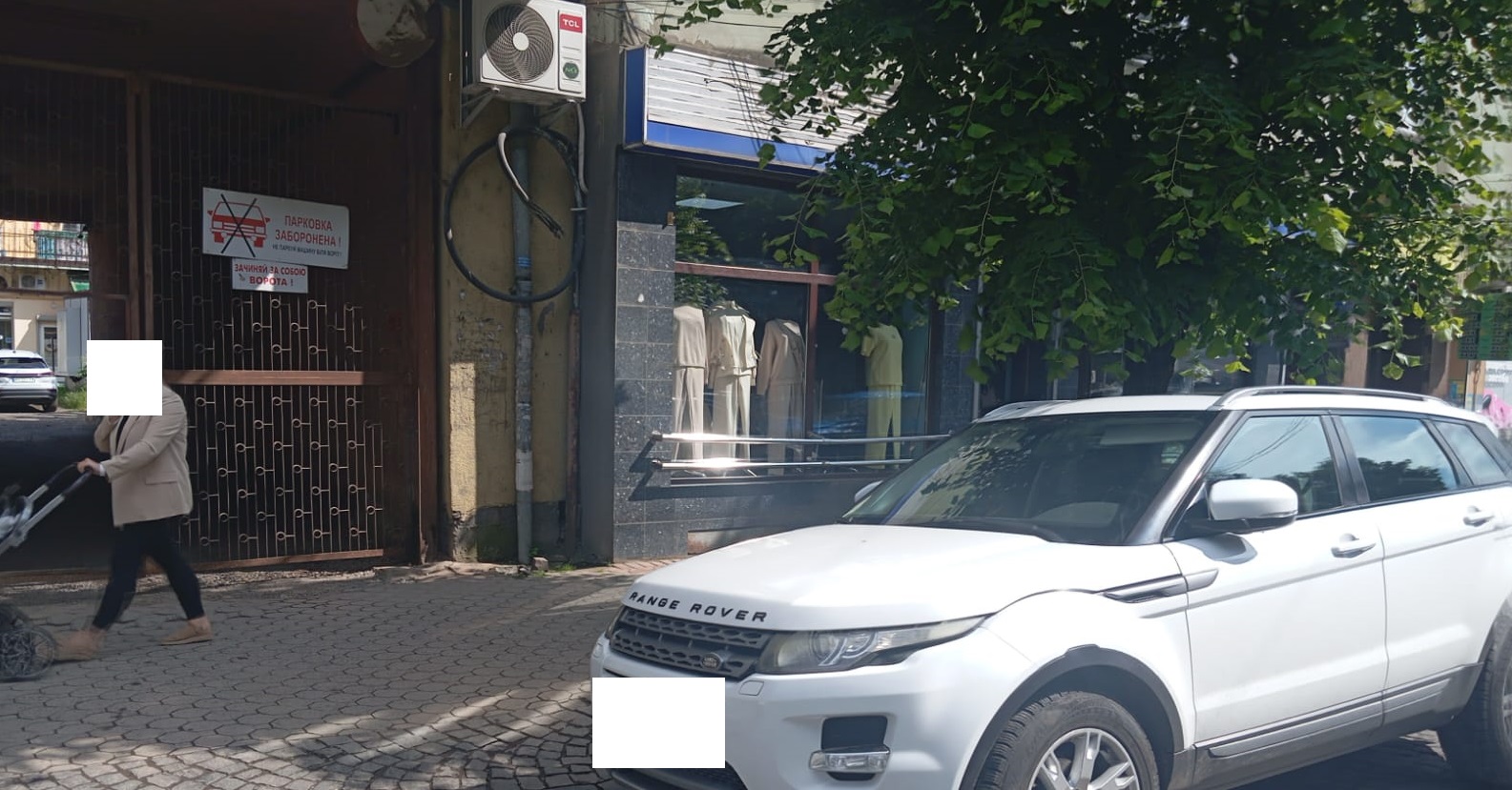 У Мукачеві оштрафували водія, який припаркував автівку на виїзді з двору0