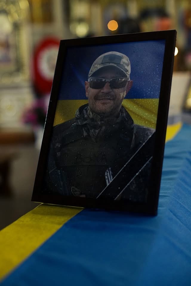 У Мукачеві попрощалися з полеглим Героєм 46-річним Володимиром Форосом0
