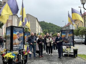 Учасники делегацій вшанували памʼять наших Захисників та Захисниць на Алеї Слави0