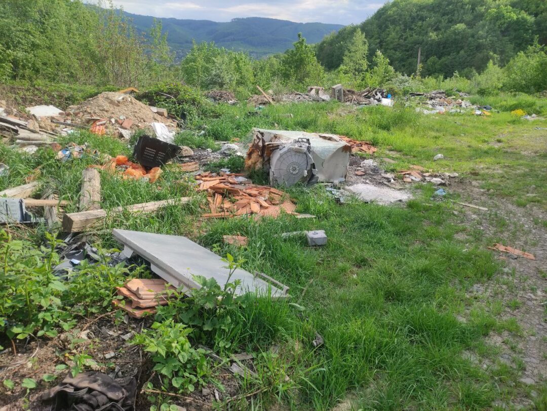 Стихійне сміттєзвалище у Сускові