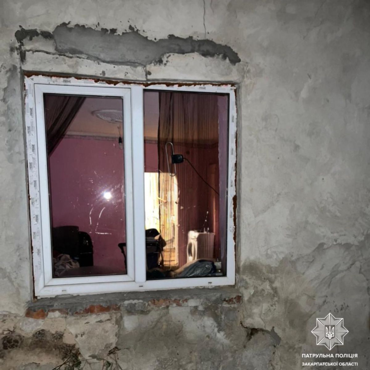 В Ужгороді водій таксі після поїздки, пошкодив два вікна будинку пасажирів0