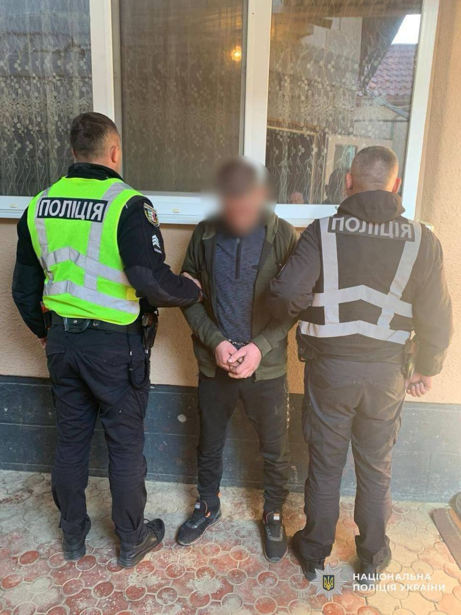 Вдарив ножем у шию: у Виноградові поліція затримали чоловіка, який під час сварки поранив свого знайомого0