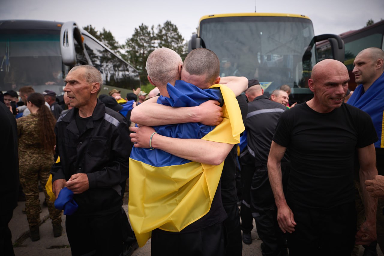 Відбувся ще один обмін полоненими: додому повернулися 303 українців0