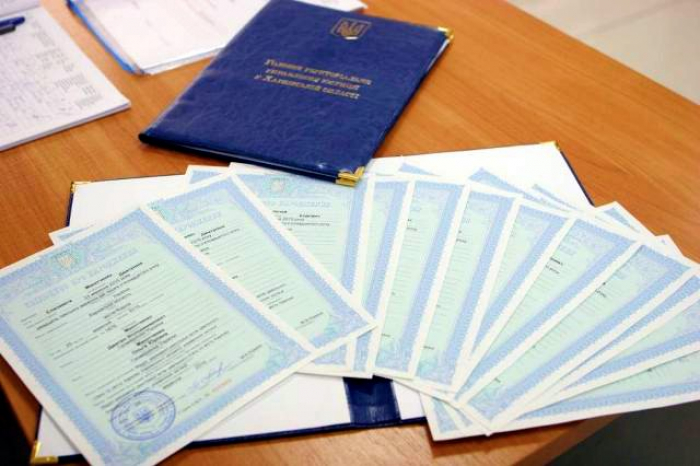 Ламіновані свідоцтва про народження дійсні та можуть використовуватись при перетині кордону0
