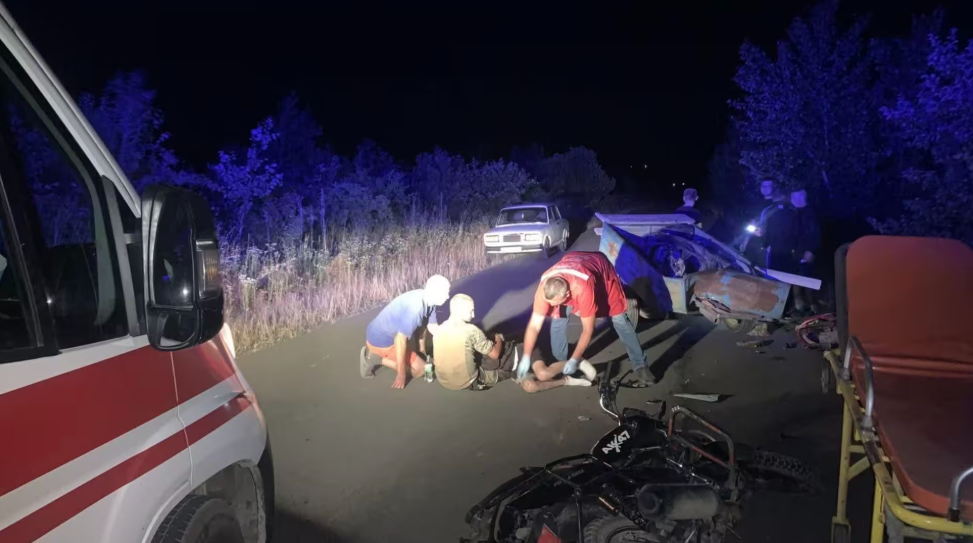 На Берегівщині 17-річний мотоцикліст зіткнувся з причепом: юнак у реанімації0
