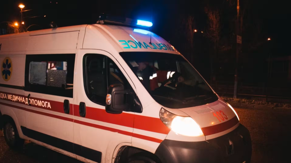 На Берегівщині медики врятували чоловіка, який впав з драбини і розбив голову0