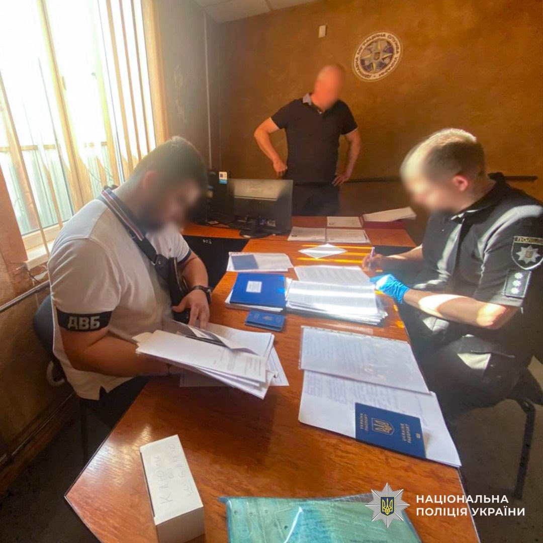 На Тячівщині поліція викрила корупційну схему: оголошено підозри працівниці ДМС та двом цивільним0