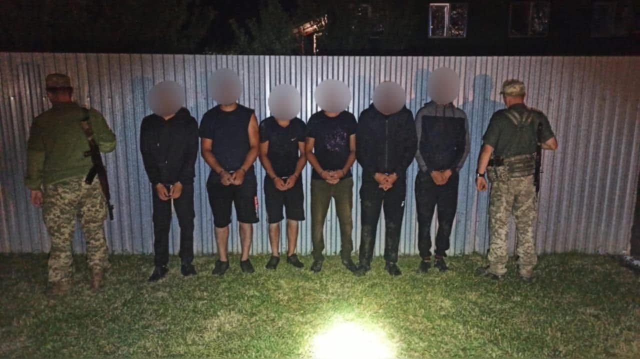 На Закарпатті прикордонники зупинили нічну втечу до Угорщини: шістьох порушників затримано зі стріляниною0