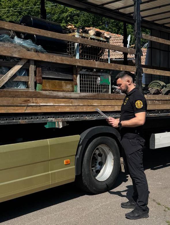На Закарпатты на кордоні у вантажівці знайшли автодеталі з росії на понад пів мільйона0
