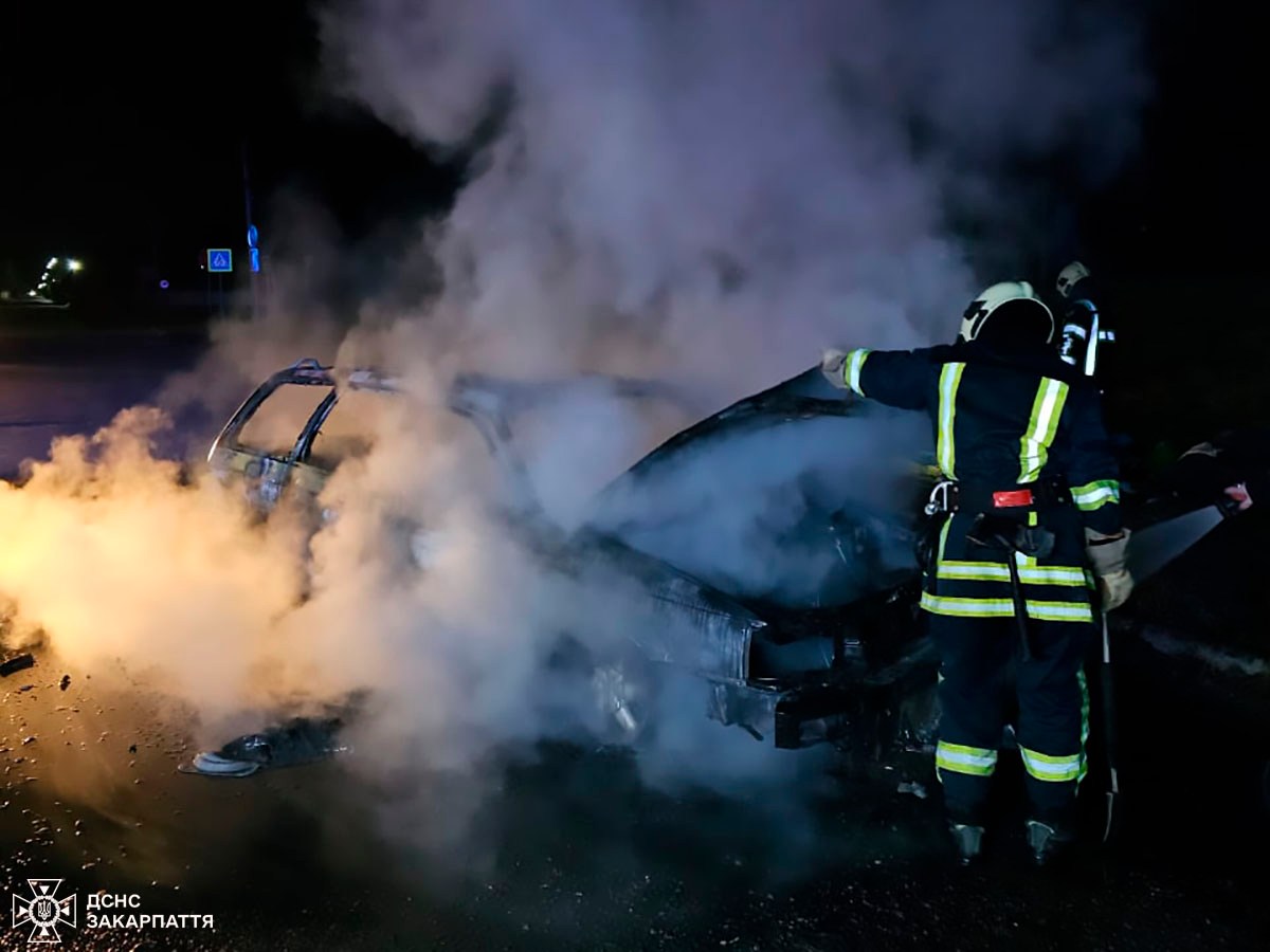 Рятувальники Хуста та Мукачева ліквідували загорання легкових автомобілів0