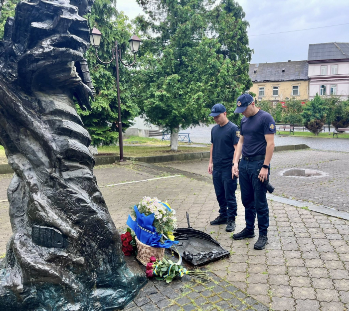 У переддень Дня Конституції України відбулося покладання квітів до пам’ятника Тарасу Григоровичу Шевченку2