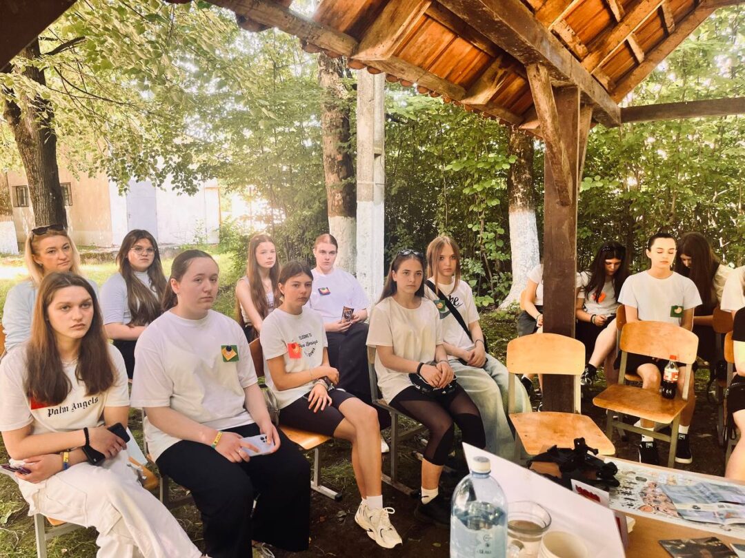 Студенти та викладачка Свалявського професійного коледжу на локації маркетингу