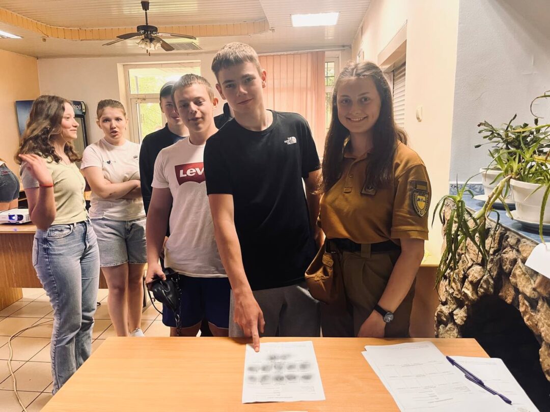 Студентка юридичного факультету ЗУНУ разом з учнями з Воловця