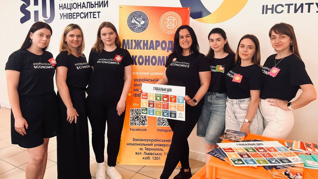 Завідувачка кафедри міжнародної економіки ЗУНУ Ірина Зварич разом із студентами