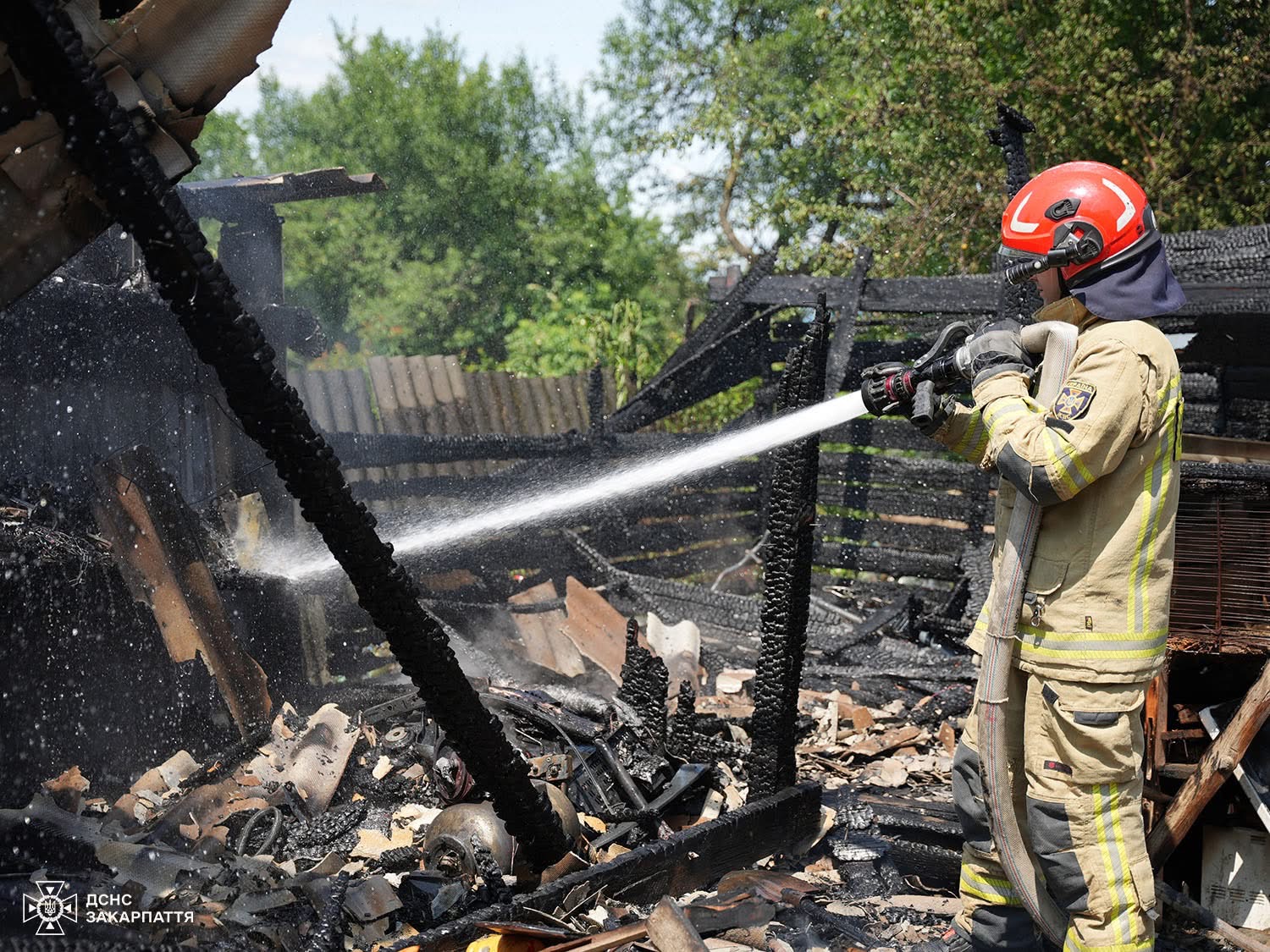 Ужгородські рятувальники загасили пожежу в надвірній споруді в селі Концово0