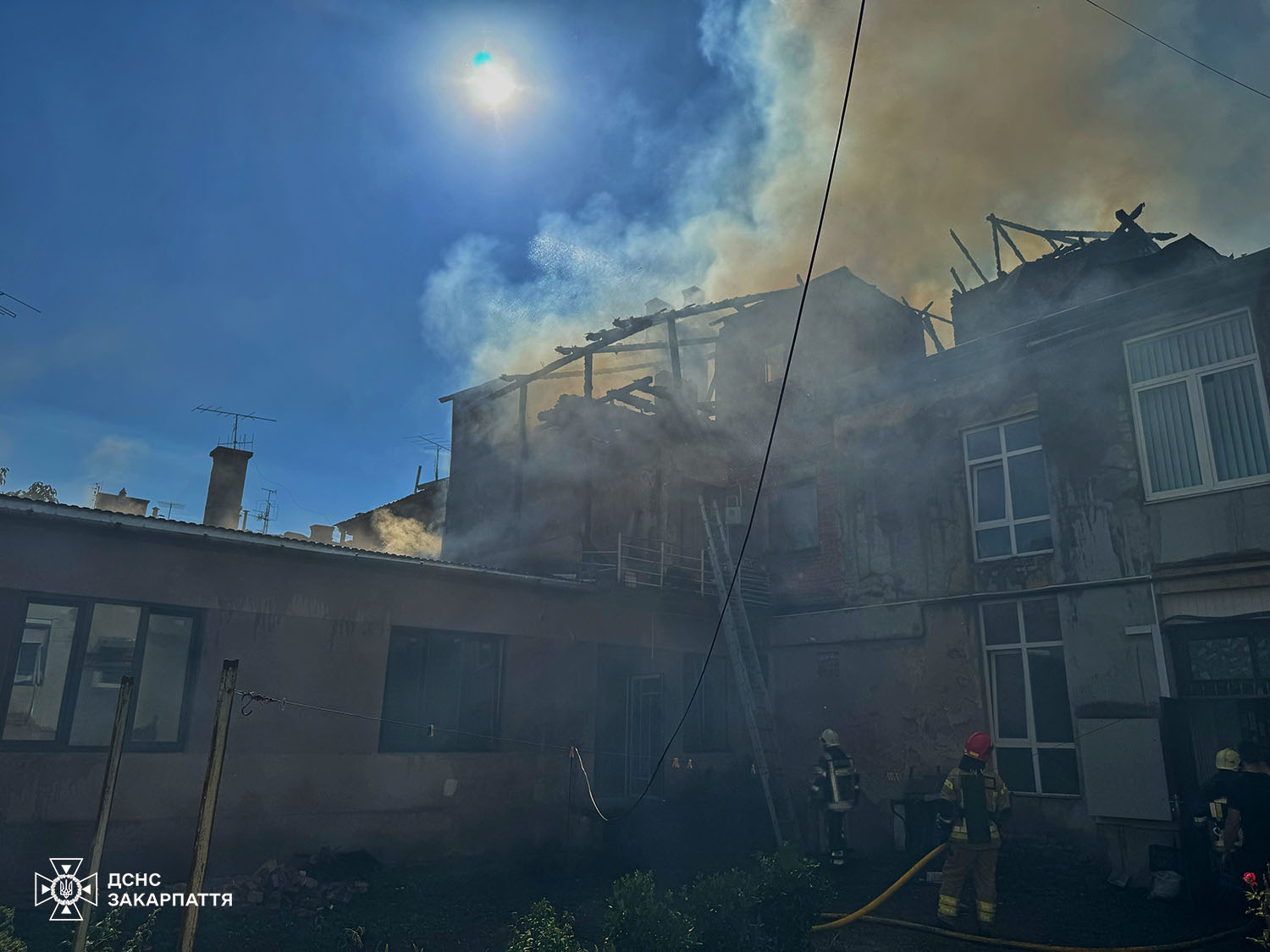150 кв. м згоріло: у Мукачеві ліквідували значну пожежу на вулиці Латоричний двір (ВІДЕО)0