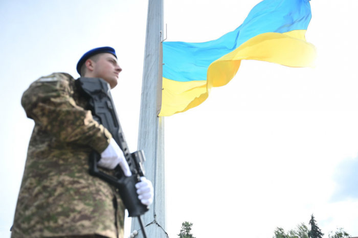 День Конституції України в Ужгороді урочисто підняли Державний прапор0