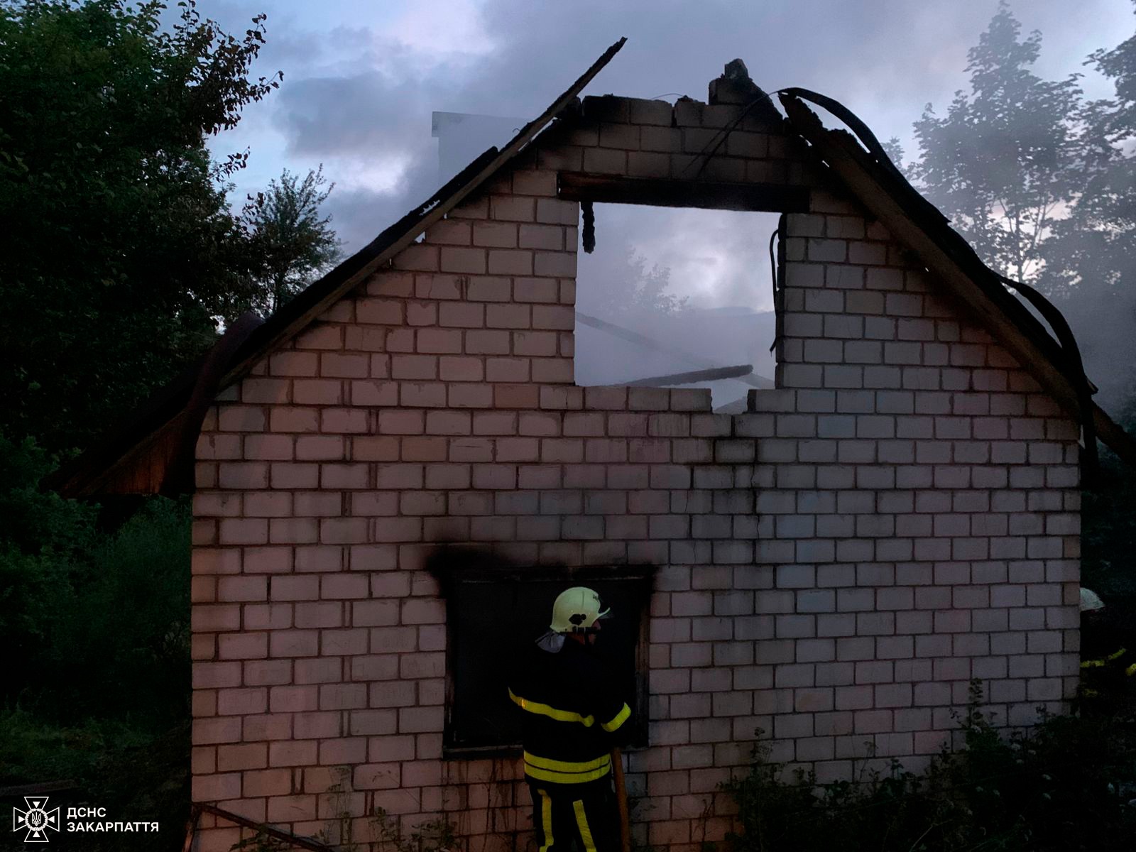 Міжгірські вогнеборці ліквідували пожежу у надвірній споруді та запобігли знищенню оселі0
