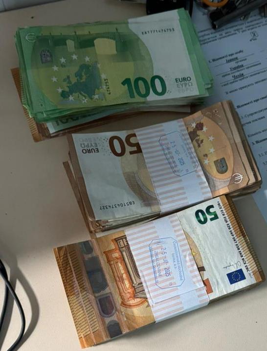 На кордоні зі Словаччиною чернівчанин позбувся понад півсотні тисяч євро через недекларування0