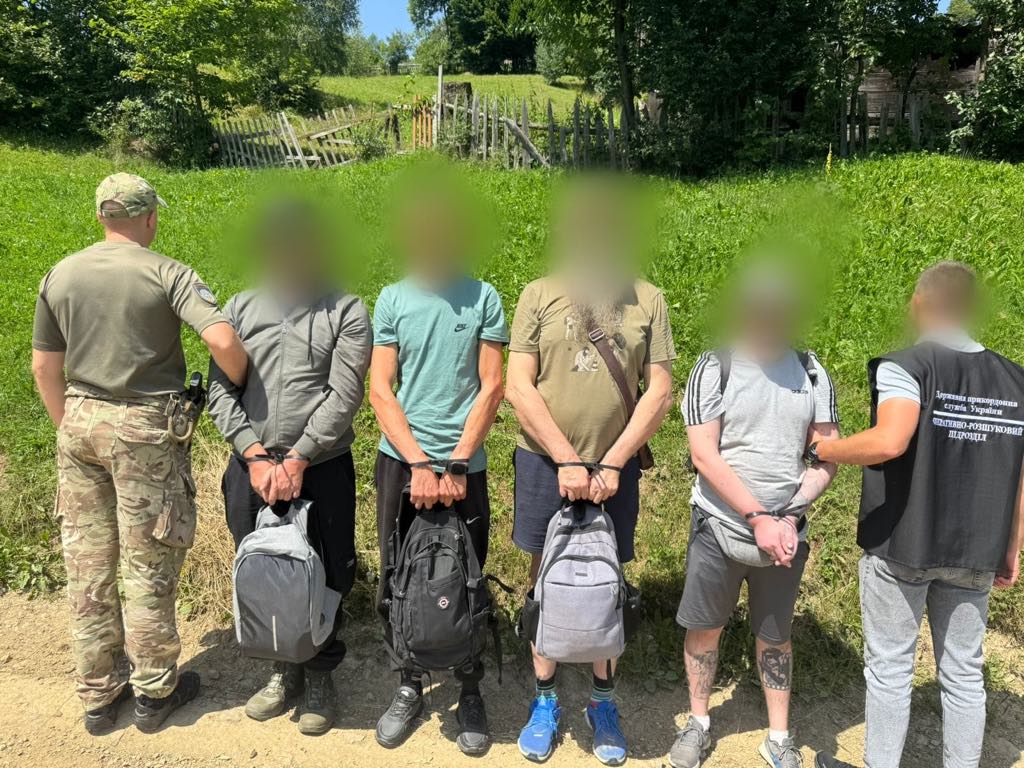 На Закарпатті прикордонники затримали чотирьох порушників кордону та їх переправників0