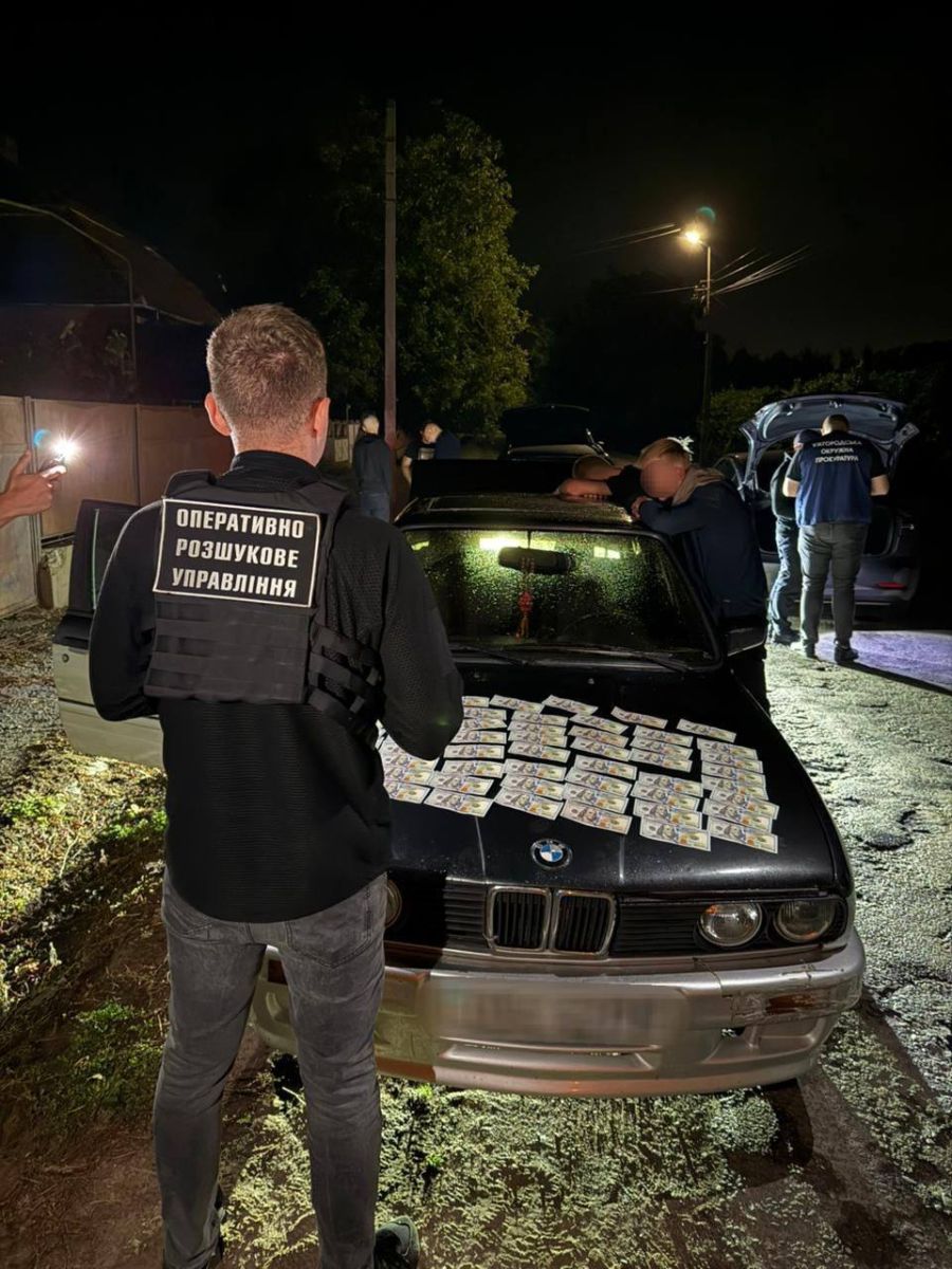 На Закарпатті прикордонники затримали двох переправників та чоловіка, якого вони везли до кордону з Угорщиною0