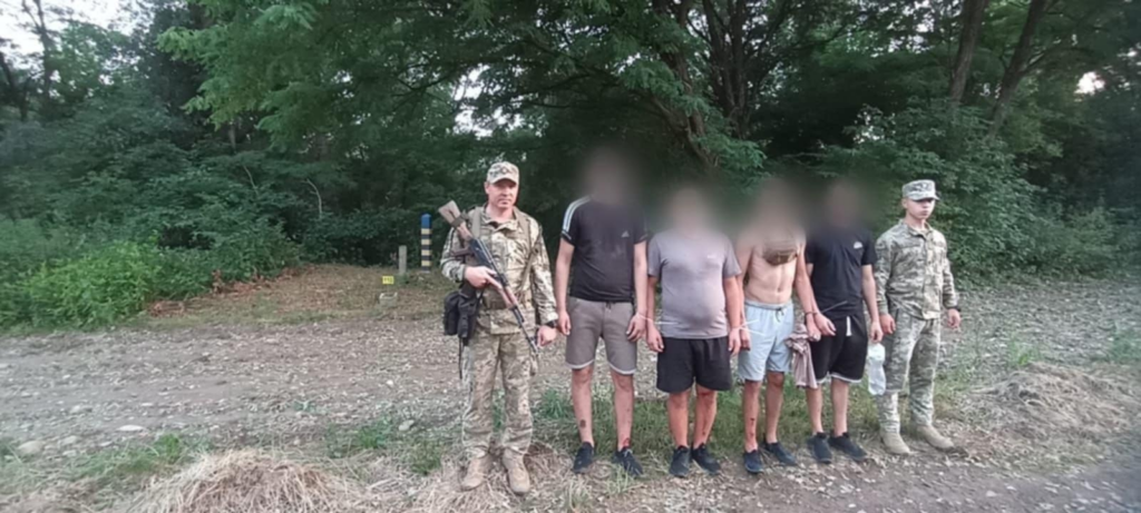 На Закарпатті затримали чотирьох чоловіків, які намагались уплав дістатися до Угорщини0