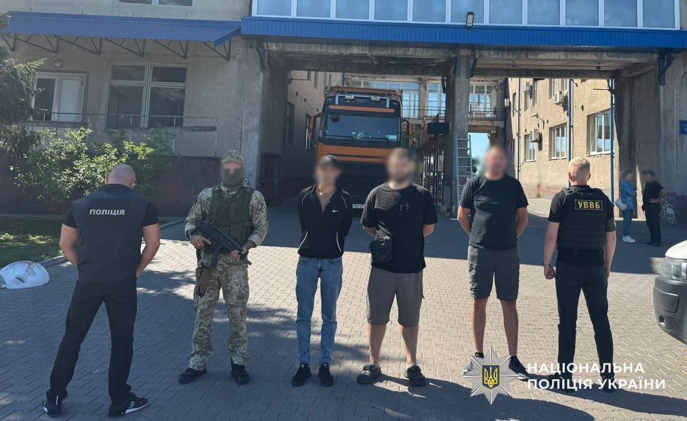 На Закарпатті затримали зловмисника, який намагався підкупити прикордонника для незаконного переправлення осіб0
