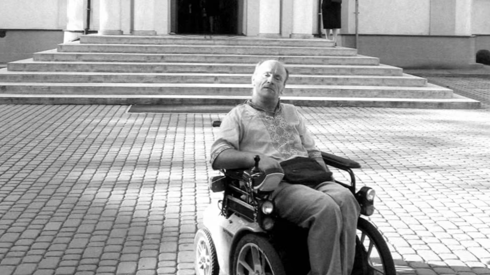 Помер знаний мукачівець Михайло, який часто сидів у центрі міста на візку0