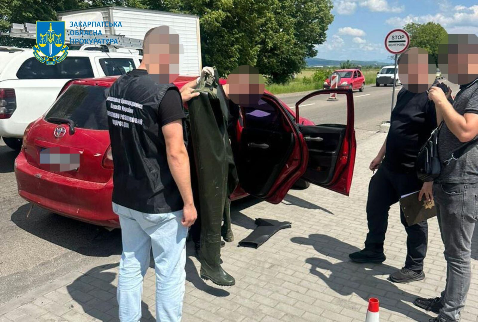 У гідрокостюмах через Тису: двоє закарпатців організували схему переправлення чоловіків до Румунії0