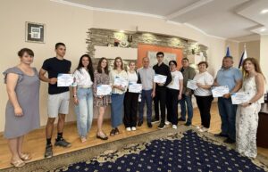 Випускникам Хустської громади, які склали НМТ із  найвищим балом, вручили подарункові сертифікати1