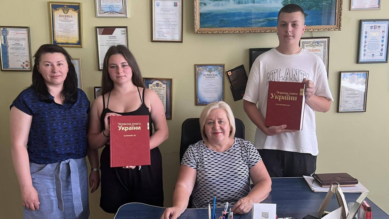 Випускники подарували книги Неліпинському ЗЗСО