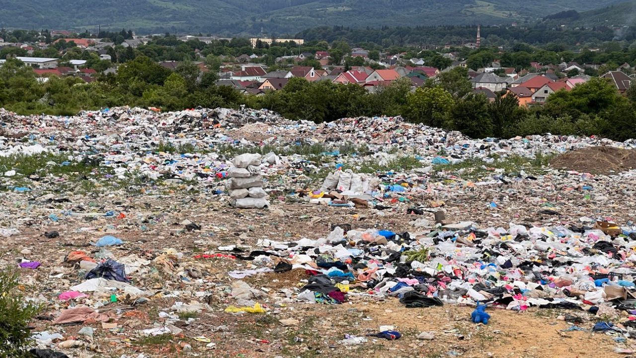 Сміттєзвалище на тлі мікрорайону Табли
