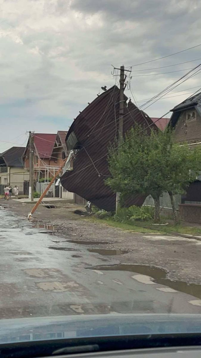 Знесені дахи, повалені дерева, перебої з електропостачанням: наслідки негоди на Мукачівщині0