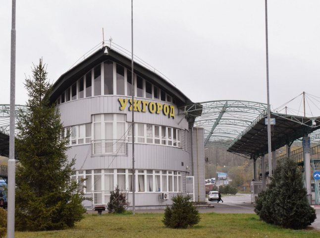 Десятки автомобілів: на кордоні зі Словаччиною утворились великі черги0