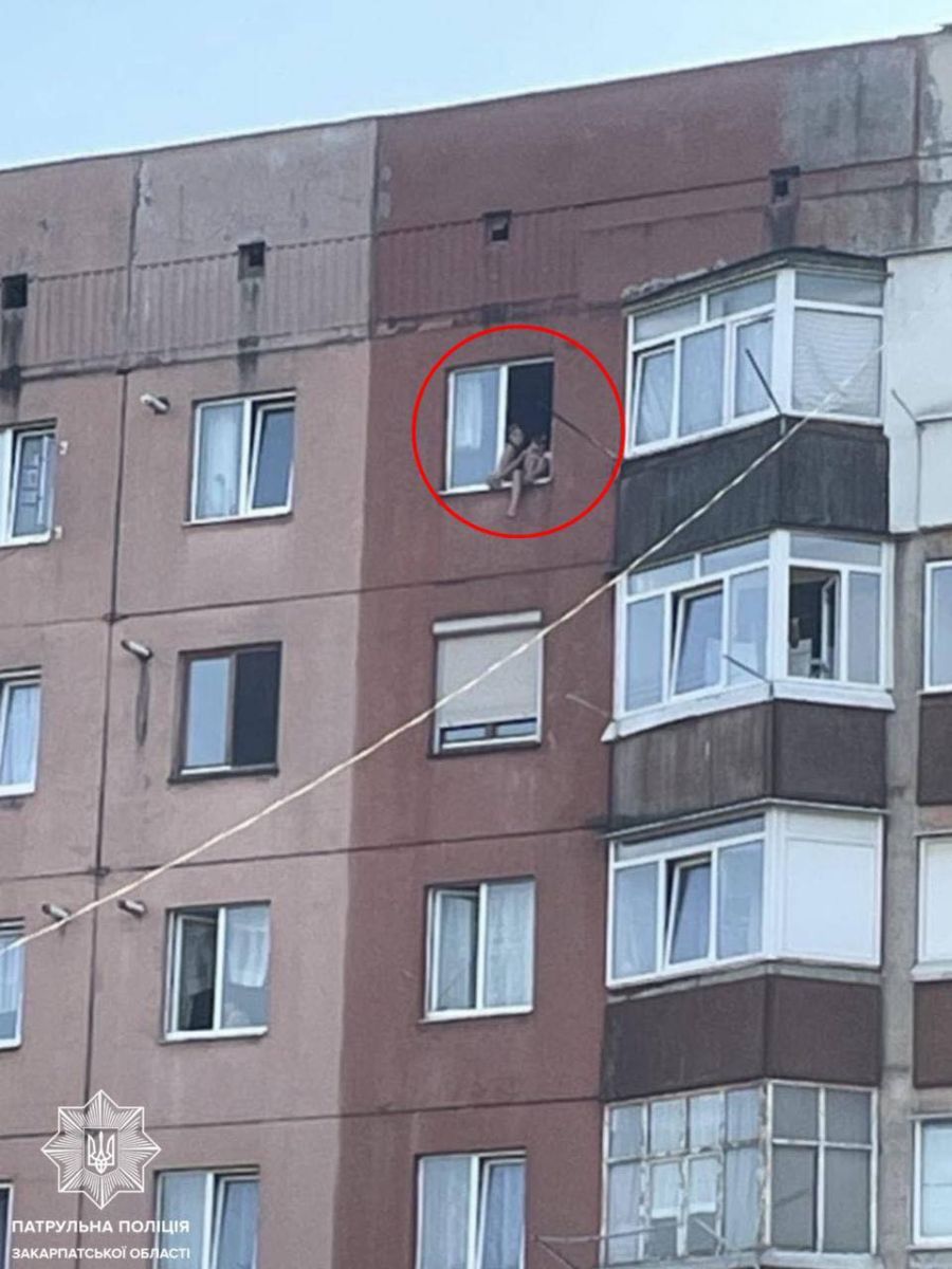 Дитина без нагляду та ймовірні наркотики у квартирі: у Мукачеві притягнули батька до відповідальності0