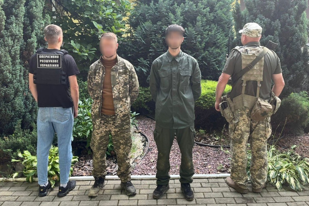 Маскування не врятувало від затримання: поблизу Ужгорода виявили двох чоловіків, які прямували до кордону0