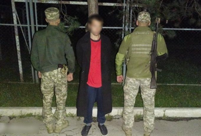 На кордоні зі Словаччиною затримали іноземця, який коліями йшов в Україну0