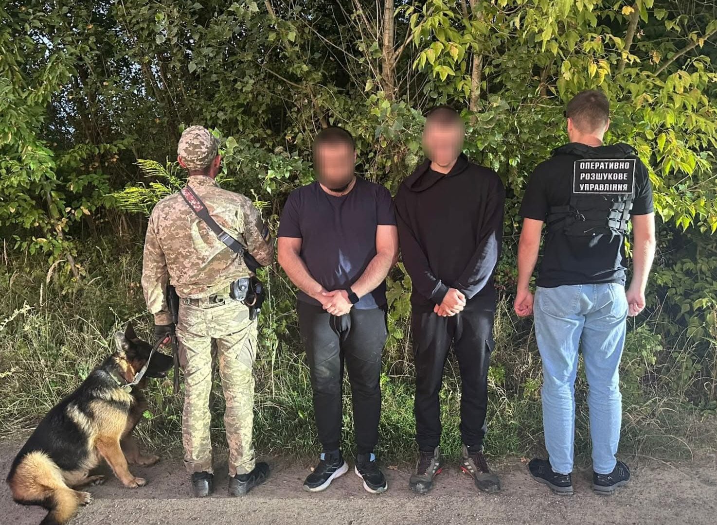 На кордоні зі Словаччиною затримали трьох чоловіків із газовими балончиками та бокорізами0
